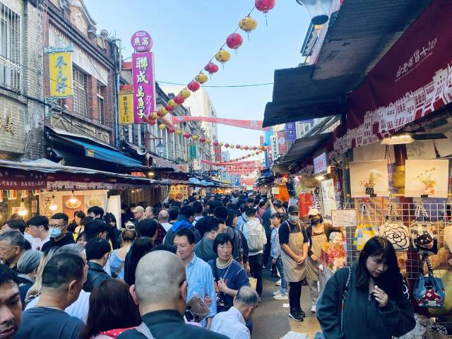 ▲ '다다오청(大稻埕)' 지역으로도 알려진 '디화제(迪化街)' 거리를 가득 메운 인파. 춘절을 앞두고 장도 보고 명절의 정취를 느끼기 위해 디화제 전통시장을 찾곤 한다. ⓒ필자