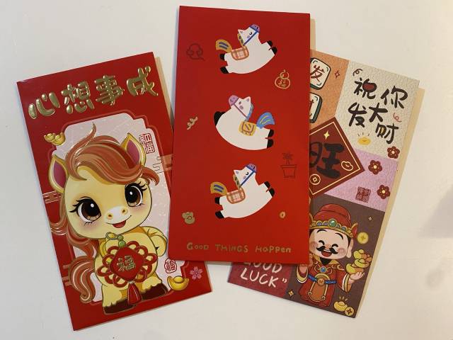 ▲ 친지에게 돈을 담아 건네는 '홍바오(紅包)'는 우리 설날의 세뱃돈과는 비슷한 듯 다른 풍습이다. 올해는 말의 해인 병오년(丙午年)이라 다양한 캐릭터의 말 그림이 그려진 봉투가 많이 오고 갔다. ⓒ필자