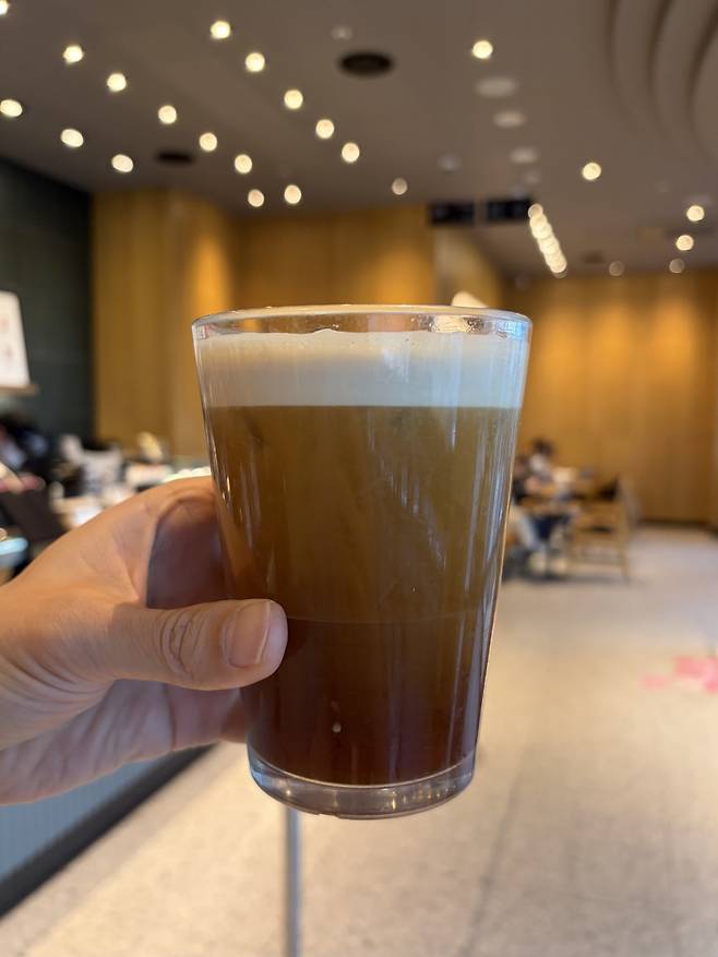 매장 조명 아래에서 본 컵의 모습. 시각적 대비가 선명하다. 김현주 기자
