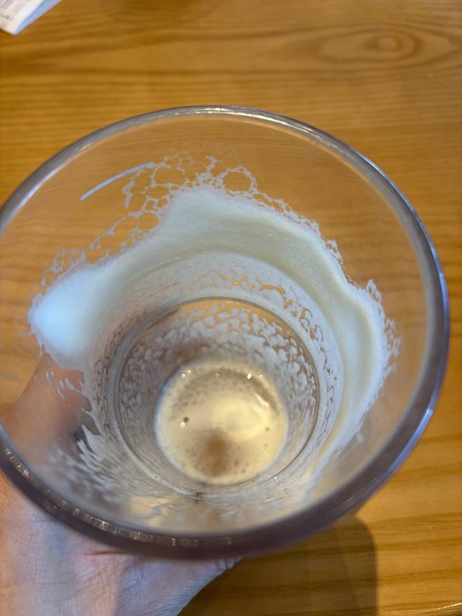 음용 후 잔 내부. 거품이 사라진 자리에 잔흔이 남아 있다. 김현주 기자