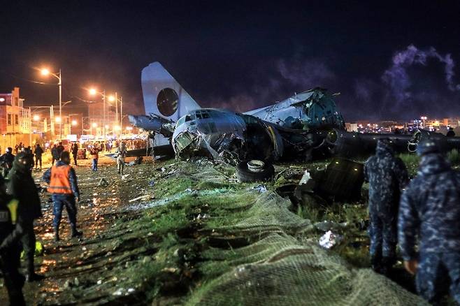 27일(현지시간) 볼리비아 수도 라파스 인근 엘알토 국제공항 근처에서 군 수송기가 추락한 가운데 사고 현장을 군인과 경찰이 지키고 있다. 이 사고로 최소 15명이 사망했다고 현지 당국이 밝혔다. 2026.2.27 EPA 연합뉴스
