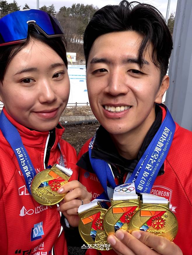 제107회 전국 동계체전 바이애슬론 혼성계주에서 함께 금메달을 따는 등 대회 4개의 금메달을 수확한 최두진·아베마리야 부부. 포천시청 제공