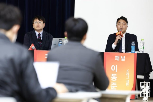 이동준 심판(오른쪽) | 대한축구협회 제공