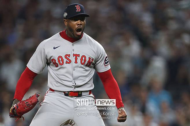 ▲ 2026년 첫 시범 경기부터 최고 100마일을 던지며 여전한 어깨를 과시한 아롤디스 채프먼