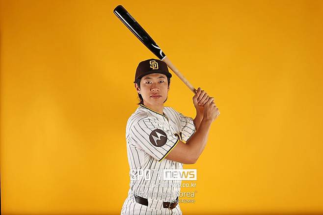 ▲ 송성문이 27일(한국시간) 샌디에이고 파드리스 유니폼을 입고 세 번째 출전한 시범경기에서 첫 안타를 뽑아냈다. 시속 155㎞가 넘는 빠른 커터에 대처해 강한 타구를 만들어내면서 첫 안타를 기록했다. 송성문은 첫 안타와 함께 두 차례 볼넷 출루까지 더하면서 침착성과 선구안까지 보여줬다. 샌디에이고 라디오 중계에서도 송성문의 스트라이크존 파악 능력을 호평했다.