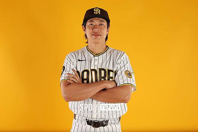 ▲ 송성문이 27일(한국시간) 샌디에이고 파드리스 유니폼을 입고 세 번째 출전한 시범경기에서 첫 안타를 뽑아냈다. 시속 155㎞가 넘는 빠른 커터에 대처해 강한 타구를 만들어내면서 첫 안타를 기록했다. 송성문은 첫 안타와 함께 두 차례 볼넷 출루까지 더하면서 침착성과 선구안까지 보여줬다. 샌디에이고 라디오 중계에서도 송성문의 스트라이크존 파악 능력을 호평했다.