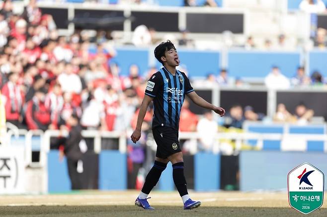 ▲ FC서울이&nbsp;28일 오후 2시 인천축구전용경기장에서 펼쳐진&nbsp;'하나은행 K리그1 2026' 개막전에서 인천 유나이티드를 2-1로 격파했다. 2024년 7월 이후 무려 581일 만에 펼쳐진 '경인더비'에서 승리하며 시즌 마수걸이 승리를 신고했다. 이날 승리로 서울은 상대 전적에서 12승 8무 11패로 우위를 점하게 됐다. ⓒ한국프로축구연맹