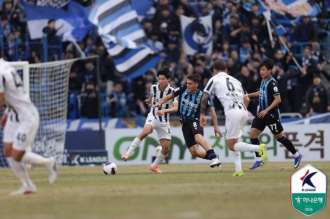 ▲ FC서울이&nbsp;28일 오후 2시 인천축구전용경기장에서 펼쳐진&nbsp;'하나은행 K리그1 2026' 개막전에서 인천 유나이티드를 2-1로 격파했다. 2024년 7월 이후 무려 581일 만에 펼쳐진 '경인더비'에서 승리하며 시즌 마수걸이 승리를 신고했다. 이날 승리로 서울은 상대 전적에서 12승 8무 11패로 우위를 점하게 됐다. ⓒ한국프로축구연맹