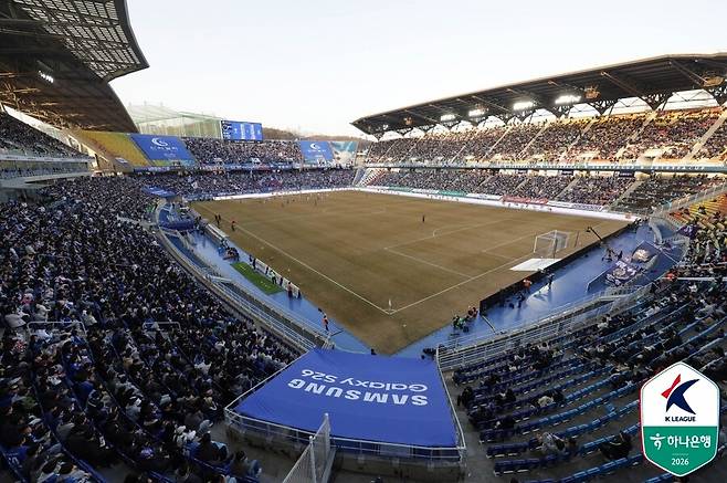 ▲ 프로축구 K리그2 수원 삼성 블루윙즈&nbsp;이정효&nbsp;신임 감독의 데뷔전이 28일 수원월드컵경기장에서 열렸다. 서울 이랜드를 상대한 2026시즌 개막전부터 2부리그 역대 최다 관중이 운집했다.&nbsp;ⓒ&nbsp;한국프로축구연맹