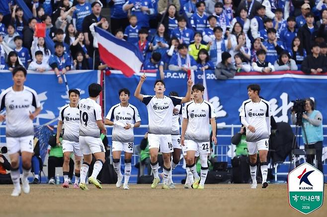 ▲ 28일 수원월드컵경기장에서 수원삼성과 서울이랜드의 하나은행 K리그2 2026 1라운드가 열렸다. 이랜드 박재용에게 선제 실점을 내줬던 수원은 박현빈과 강현묵의 연속골로 개막전을 2-1로 이겼다. ⓒ 한국프로축구연맹