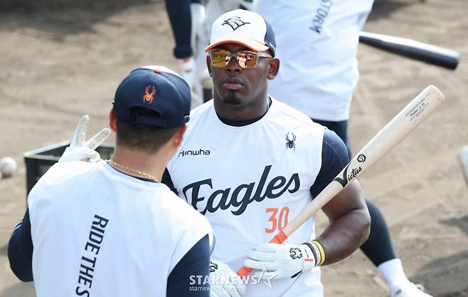 한화 이글스 요나단 페라자가 지난 21일 일본 오키나와현 야에세 고친다 구장에서 열린 2차 스프링캠프 훈련에서 동료의 조언을 듣고 있다.  /사진=김진경 대기자