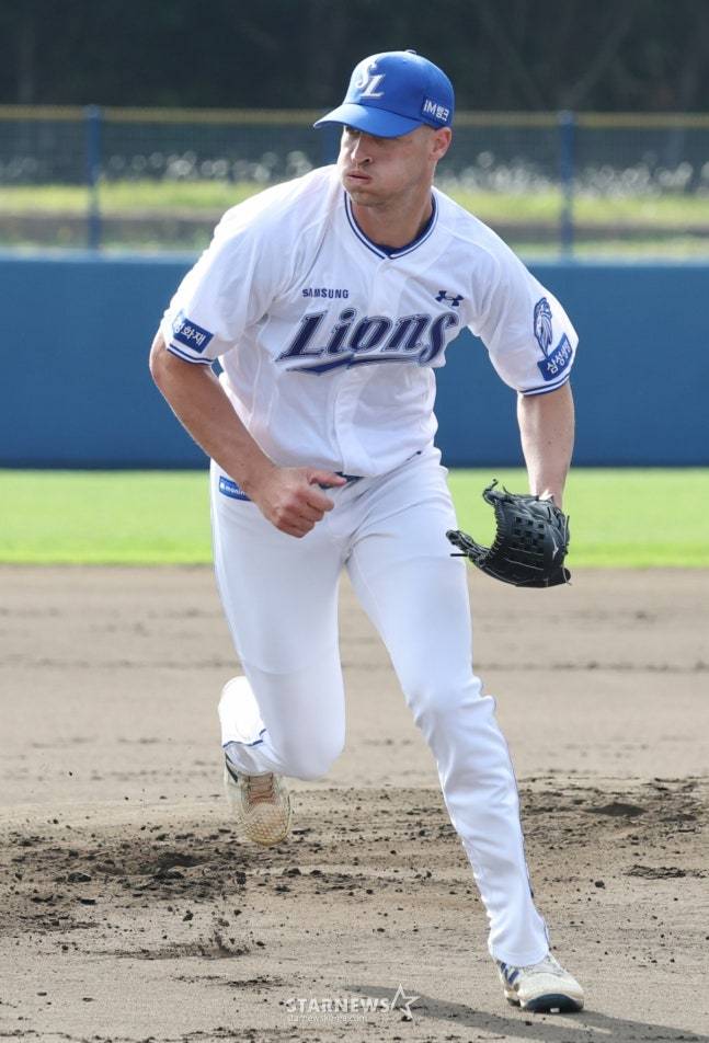 삼성 라이온즈가 22일 일본 오키나와 온나손 아카마 구장에서 스프링 캠프를 진행했다. 매닝이 수비 훈련을 하고 있다. /사진=김진경 대기자