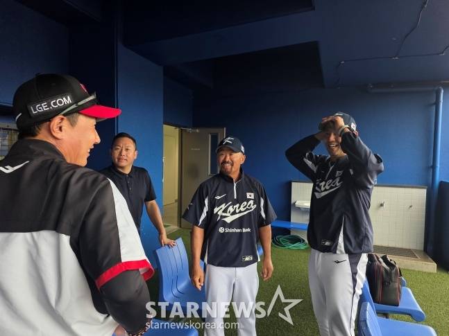 LG 염경엽 감독(왼쪽)이 27일 일본 오키나와현 카데나 구장에서 만난 2026 월드베이스볼클래식(WBC) 국가대표팀 코치로 합류한 김용일 트레이닝 코치(가운데)와 김광삼 투수코치(오른쪽)을 격려했다. /사진=김동윤 기자