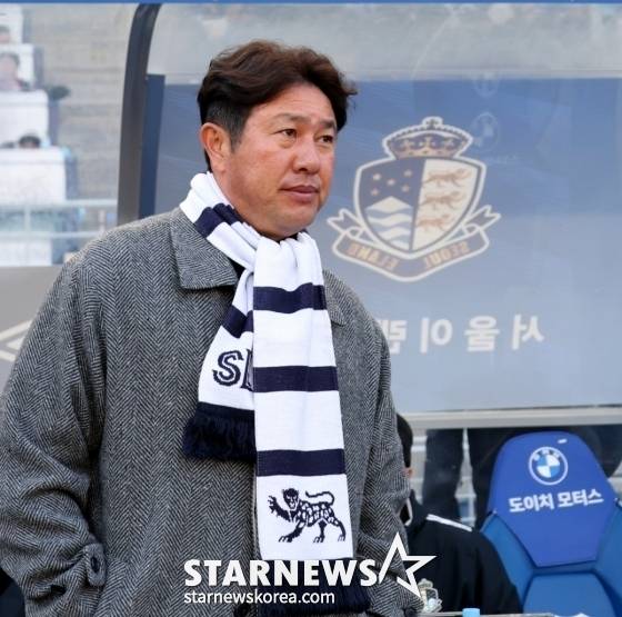 김도균 서울 이랜드 감독이 28일 오후 4시 30분 수원월드컵경기장에서 열린 하나은행 K리그2 2026 1라운드 경기를 지켜보고 있다. /사진=강영조 선임기자
