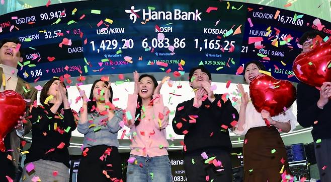 코스피가 6000을 넘어서며 코리아 디스카운트를 벗어나고 있다. 정부는 이제 주가 상승보다 자본시장 온기가 실물경제로 퍼지도록 집중할 때다. [사진 | 연합뉴스]