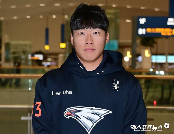 2026시즌 스프링캠프 훈련에 나서는 한화 이글스 선수단이 지난달 23일 오전 인천국제공항을 통해 호주 멜버른으로 출국했다. 출국 전 포즈취하는 한화 최유빈. 엑스포츠뉴스 DB