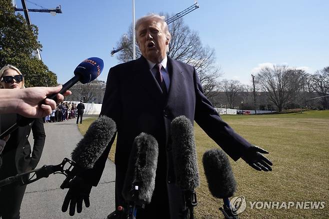 기자들 질문에 답하는 트럼프 [UPI 연합뉴스]