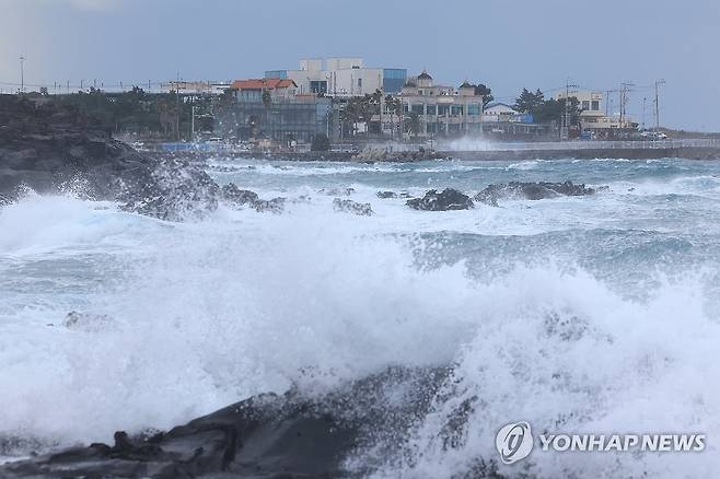 강한 파도 몰아치는 제주 해안 [연합뉴스 자료 사진]