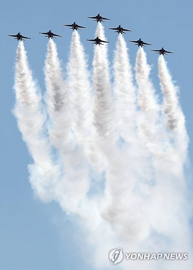 서울 광화문 상공의 공군 블랙이글스 2023년 9월 22일 오후 서울 광화문 상공에서 공군 특수비행 팀 블랙이글스가 제75주년 국군의 날 축하비행 훈련을 하고 있다.
[연합뉴스 사진]
