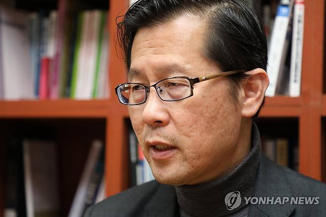 연합뉴스와 인터뷰 중인 정성장 세종연구소 부소장 [진성철 기자 촬영]