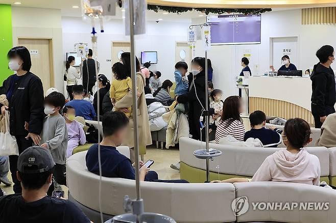독감, 일요일에도 붐비는 어린이병원 [연합뉴스 자료사진]
