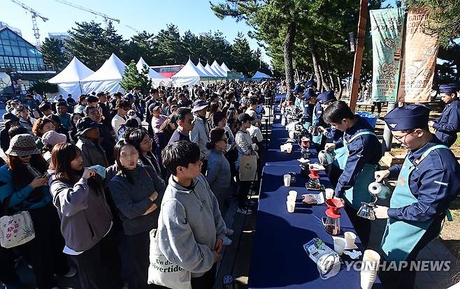 강릉커피축제 핸드드립 퍼포먼스 '100인 100미' [연합뉴스 자료사진]