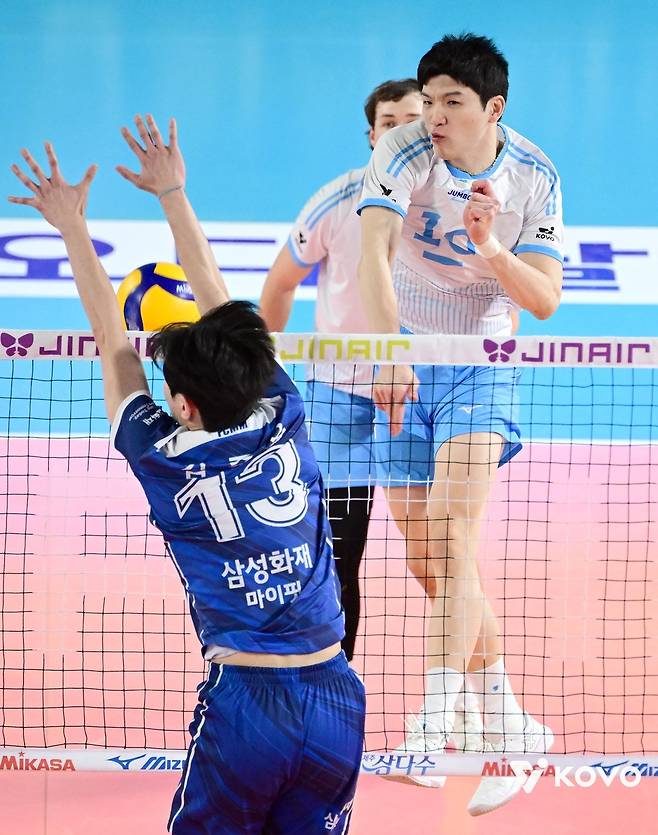 공격하는 대한항공의 정지석(오른쪽) [한국배구연맹 제공. 재판매 및 DB 금지]