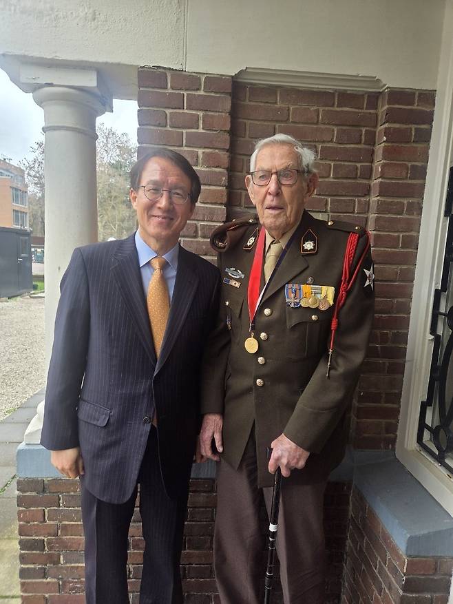 94세의 네덜란드 노병과 주네덜란드 한국 대사 (헤이그=연합뉴스) 현윤경 특파원 = 네덜란드의 한국전 참전 용사인 베링 씨가 27일 헤이그 한국대사관에서 홍석인 주네덜란드 한국대사에게 '평화의 메달'을 받았다. 2026.2.27 ykhyun14@yna.co.kr