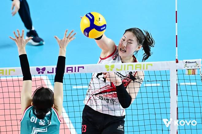 도로공사와 경기에서 공격하는 정관장의 박여름(오른쪽) [한국배구연맹 제공. 재판매 및 DB 금지]