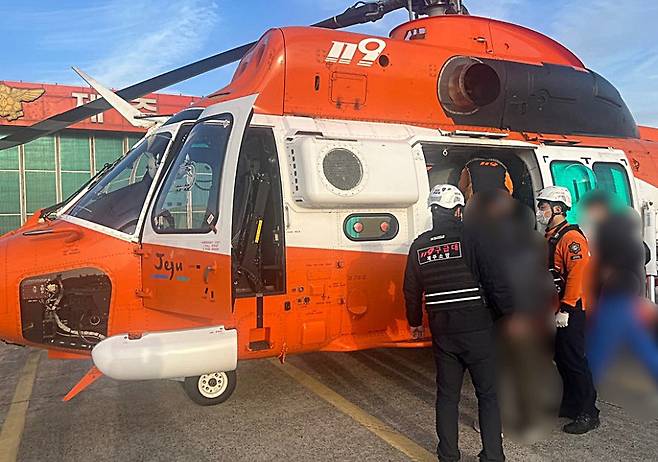 손가락 절단 사고 환자 이송하는 소방 [제주도소방안전본부 제공, 재판매 및 DB 금지]