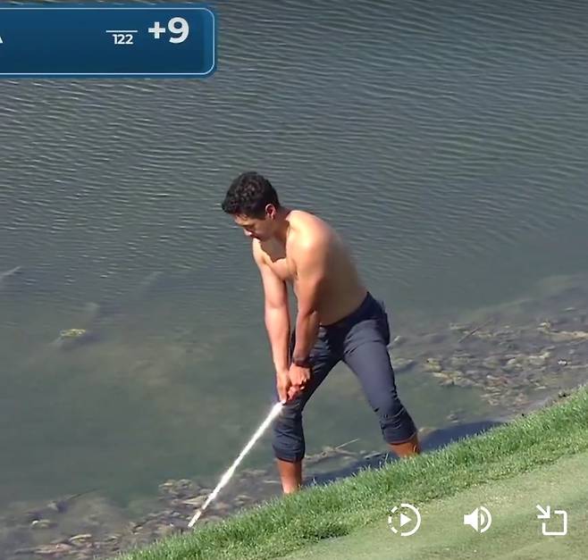 2라운드 17번 홀에서 상의와 양말을 벗고 샷을 하는 살린다 [PGA 투어 소셜 미디어 동영상 화면 캡처. 재판매 및 DB 금지]