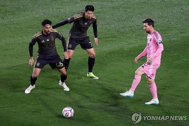 메시 상대하는 손흥민 [AFP=연합뉴스]