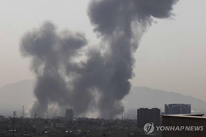 28일(현지시간) 이스라엘의 공격으로 연기가 피어오르는 이란 테헤란 모습 [AFP=연합뉴스. 재판매 및 DB 금지]