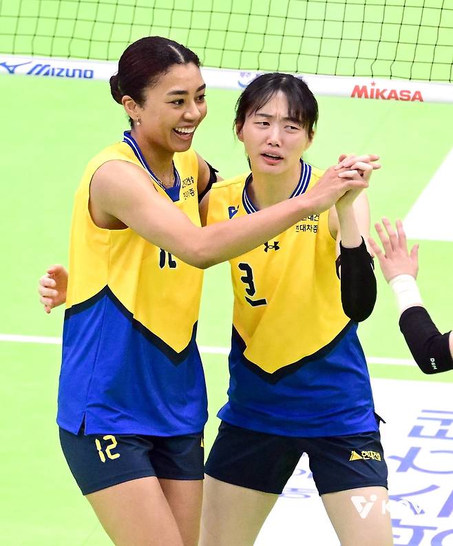 득점 후 기뻐하는 현대건설의 자스티스(왼쪽) [한국배구연맹 제공. 재판매 및 DB 금지]