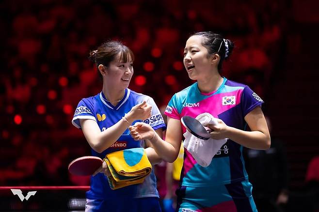 WTT 싱가포르 여자복식에 나선 신유빈(오른쪽)과 나가사키 미유 [WTT 인스타그램 캡처. 재판매 및 DB 금지]