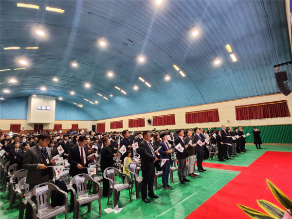 1일 수원 삼일공업고등학교 체육관에서 ‘제107주년 삼일절 기념 민족학교 삼일공업고등학교 입학식’이 열린 가운데 입학식에 참석한 관계자들이 태극기를 흔들며 삼일절 노래를 부르고 있다. 2026.3.1 /김형욱기자 uk@kyeongin.com