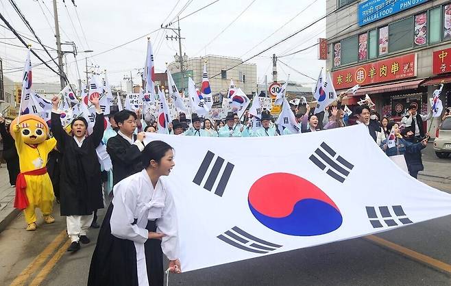 ▲ 양주시 광적면 가래비 일대에서 열린 제107주년 가래비 3·1운동 기념행사에서 참가자들이 대형 태극기를 앞세우고 거리 만세행진을 하고 있다. 1919년 당시의 항일 함성을 재연하며 지역 항일운동의 의미를 되새겼다.