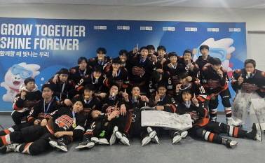 28일 강원도 강릉시 강릉하키센터에서 막을 내린 제107회 전국동계체육대회 아이스하키 15세 이하부에서 우승을 차지한 성남 분당중 선수들이 기념사진을 찍고 있다.