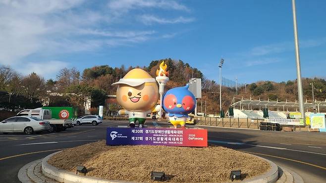 가평군 종합운동장에 설치한 갓평이와 송송이 마스코트 조형물.