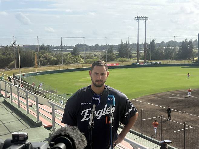 한화 이글스 윌켈 에르난데스가 1일 일본 오키나와 전지훈련 캠프장에서 인터뷰를 진행하고 있다.(일본 오키나와=심효준 기자)