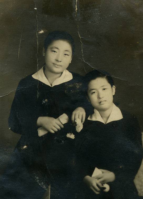 부용산'의 또 다른 주인공 학창 시절의 김정희(우)와 악보를 제보한 김효자(좌)