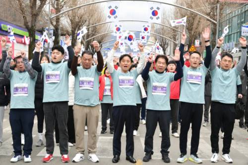 ◇제27회 화천군민건강달리기대회가 1일 화천시내 일원에서 열린 가운데 최문순 군수와 류희상 의장을 비롯한 내빈들과 주민, 군인 등 참가자들이 107주년 삼일절을 기념하며 만세삼창을 하고 있다.