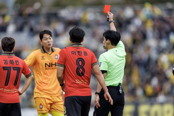 경남FC 이기현이 1일 창원축구센터에서 열린 전남 드래곤즈와 경기에서 퇴장을 당하고 있다. /프로축구연맹