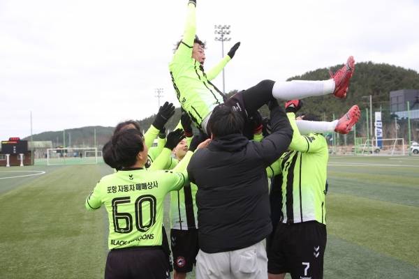 우승을 차지한 흑룡클럽 선수들이 주장을 헹가래 치며 축하하고 있다.&nbsp;