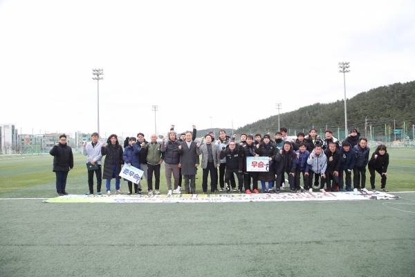 이날 우승팀과 준우승팀 관계자들이 단체 기념촬영을 하고 있다.