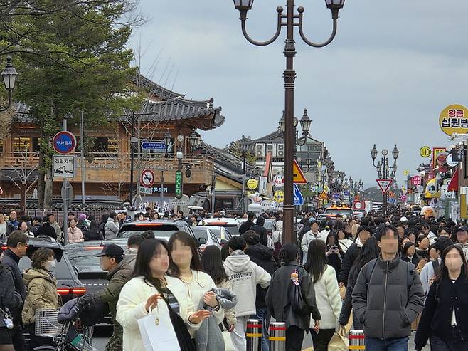 ▲ 경주 최고의 명소로 자리잡은 황리단길이 1일 오후 3.1절 연휴를 맞은 나들이객들로 발디딜틈 없이 북적이고 있다. 황기환 기자