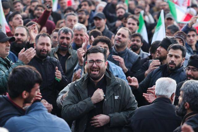 이란 최고지도자 아야톨라 알리 하메네이의 사망 소식이 전해진 2026년 3월 1일(현지시간) 테헤란의 한 광장에서 시민들이 애도하고 있다. 1989년부터 이란을 이끌어온 하메네이는 미국과 이스라엘의 대규모 공습 첫날 공격으로 사망했으며, 양국의 군사 작전은 이날 이틀째 이어졌다.(AFP=연합)