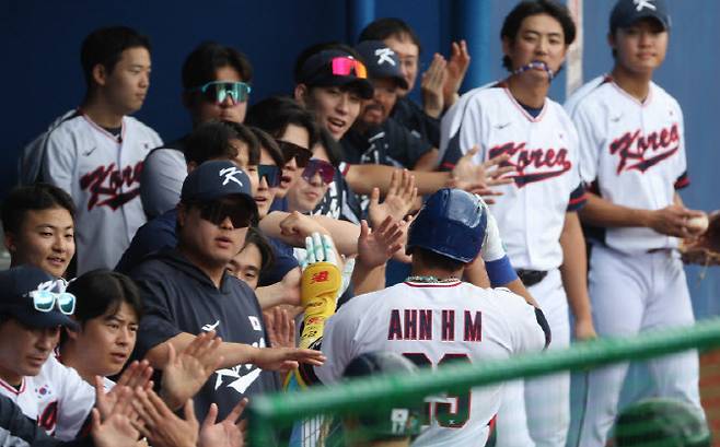 지난달 26일 일본 오키나와현 가데나의 가데나 구장에서 열린 2026 월드베이스볼클래식(WBC) 대한민국 야구대표팀과 삼성 라이온즈 연습경기. 5회말 1사 만루 대표팀 2번타자 안현민이 만루 홈런을 날린 뒤 동료들과 하이파이브를 하고 있다.(사진=연합뉴스)
