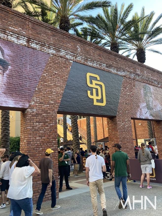 (샌디에이고 홈구장 '펫코 파크'에 팬들이 입장하고 있다)