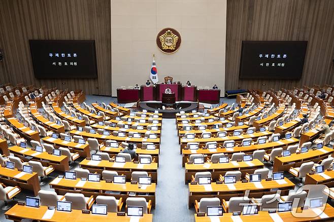 28일 서울 여의도 국회에서 열린 제432회 국회(임시회) 제8차 본회의에서 서천호 국민의힘 의원이 대법관 증원을 골자로 하는 법원조직법 일부개정법률안(대안)에 대한 무제한토론(필리버스터)을 하고 있다. 2026.2.28 ⓒ 뉴스1 이승배 기자